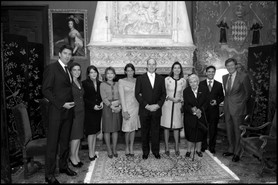 Photo famille Prince Albert II - Photo prise dans un des salons privés du palais Princier de Monaco, lors de la semaine d'intronisation du Prince Albert II de Monaco, en novembre 2005. De gauche à droite: Sébastian Knecht, Donatella Knecht, Mélanie-Antoinette de Massy de Lusignan, Baronne Elisabeth Anne de Massy, S.A.S la Princesse Stéphanie, S.A.S le Prince Albert II de Monaco, S.A.R la Princesse de Hanovre, S.A.S la Princesse Antoinette, Jean Léonard Taubert-Natta de Massy, S.A.R le Prince de Hanovre