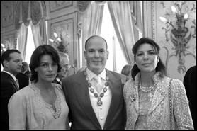 Portrait famille S.A.S Prince Albert II de Monaco - S.A.S le Prince Albert II de Monaco, S.A.R la Princesse de Hanovre, S.A.S la Princesse Stéphanie. En Novembre 2005, lors de la semaine d'intronisation du Prince Albert II de Monaco.