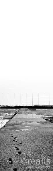 Larvotto - Photo panoramique verticale en noir et blanc de la digue de la plage du larvotto à Monaco. 2009.