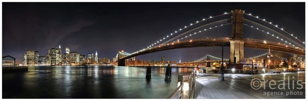 Vue panoramique nocturene de New-York. Au premier plan le pont de Brooklyn.