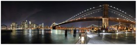 Vue panoramique nocturene de New-York. Au premier plan le pont de Brooklyn.