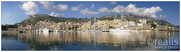 Vue panoramique de Monaco, depuis le port Hercule.