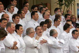 Alain Ducasse féte le 80 ème anniversaire de Paul Bocuse à Monte-Carlo avec les plus grands chefs cuisiniers mondiaux. (10 février 2007)