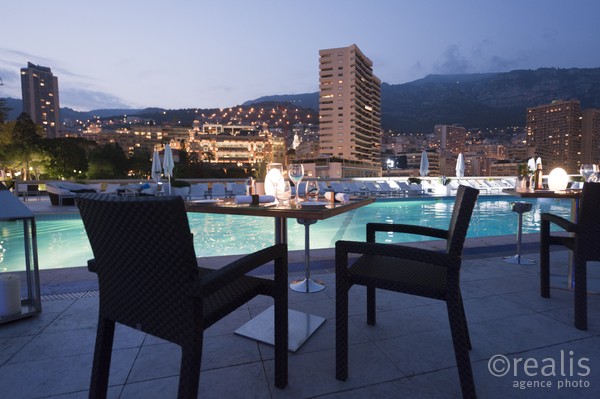 Tournage clip promotionnel pour la future tour "Odéon" à Monaco. Scène du dîner sur la terrasse de l'hôtel Fairmont à Monaco.