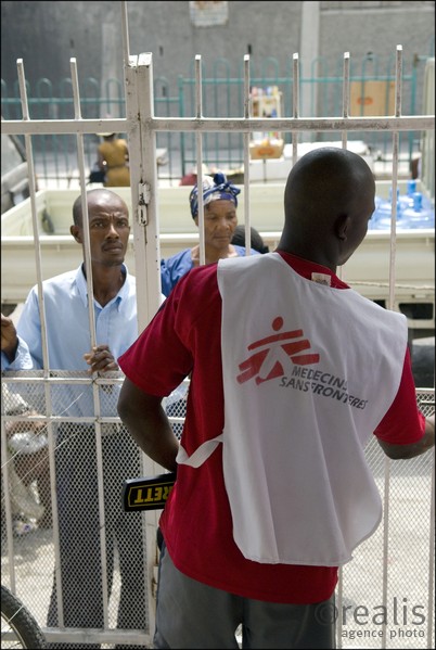 Le personnel MSF est obligé de filtrer les entrées pour éviter que des armes ne pénètrent dans l'hôpital.