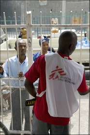 Le personnel MSF est obligé de filtrer les entrées pour éviter que des armes ne pénètrent dans l'hôpital.