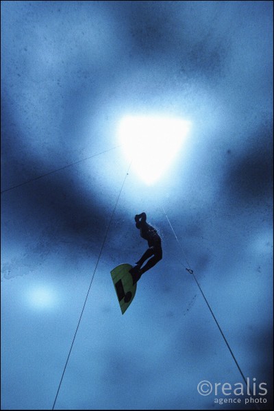 Apnée Pierre Frolla - Kristian Curavic apneiste croate plonge à 51m sous 4m de glace pile au centre du Pôle Nord
DATE: Avril 2005
LIEU: centre du POLE NORD