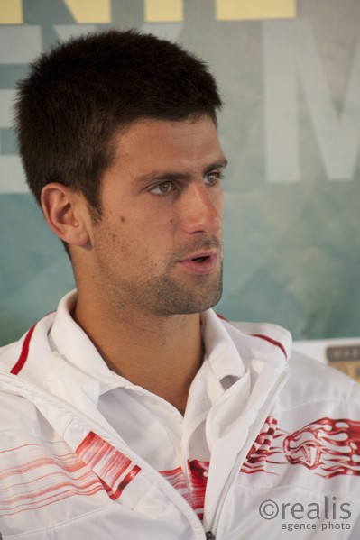 Novak Djokovic (SER) en conférence de presse, le 14 avril 2010.