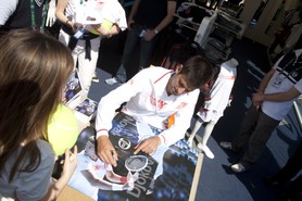 Dédicace Novak Djokovic au stand Tacchini, 14 avril 2010.