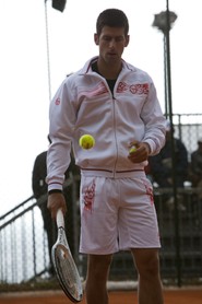 Novak Djokovic (SER) à l'entrainement, dimanche 11 avril 2010.