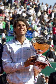 Finale du Monte-Carlo Rolex Masters 2010, dimanche 18 avril 2010. Vainqueur Rafael Nadal (ESP), face à Fernando Verdasco (ESP). Remise des prix par Mme Elizabeth-Ann De Massy et S.A.S. le Prince Albert II de Monaco.