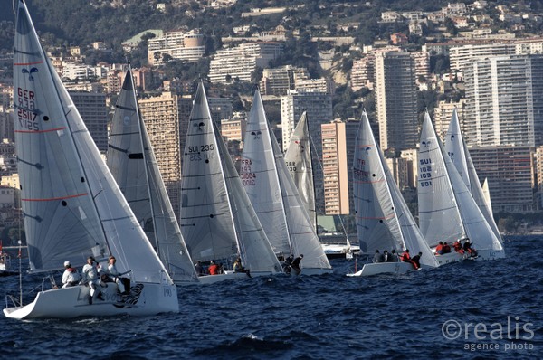 Primo Cup 2007 - La Primo Cup - Trophée Crédit Suisse avec au total, 230 bateaux et plus de 1000 équipiers de dix-sept nationalités, dont la présence importante de navigateurs américains : 50 d’entre eux ont traversé l’Atlantique pour disputer la Classique organisée en baie de Monaco avec le Yacht Club de Monaco. (9, 10 et 11 Février 2007)