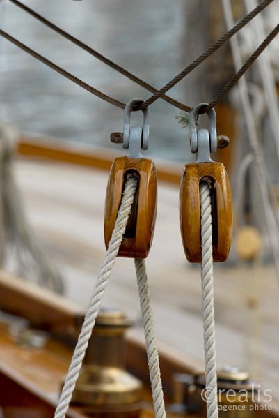 8e Classic Week 2007 - Ils étaient près de soixante-dix yachts à voile et à moteur, une flotte dominée par les quarante voiliers et l’imposant yacht à vapeur SS Delphine, mais où les motor-yachts, si soigneusement entretenus, ont suscité beaucoup d’envie et d’admiration. Les petits racers, jouets d’une autre époque, retrouvaient pour leur part les eaux monégasques qui ont fait leur notoriété. 
De nombreuses personnalités parmi lesquelles le navigateur américain Dennis Conner, le peintre et écrivain de marine Titouan Lamazou, le nageur britannique Lewis Gordon Pugh, l’explorateur français Jean-Louis Etienne, le navigateur français Sébastien Josse, l’aristocrate espagnol Alvaro de Marichalar ou encore l’artiste japonais Tsuji Hitonari, lauréat 1999 du prix Femina étranger pour Le Bouddha blanc, avaient répondu à l’invitation du Yacht Club de Monaco.
Organisé en collaboration avec Hublot, Chronométreur officiel du Yacht Club de Monaco et du constructeur italien Lancia, cette huitième édition de la Monaco Classic Week était placée sous le signe des valeurs développées au sein de « La Belle Classe » : transmission et mise à l’honneur du patrimoine, respect de l’étiquette et d’un certain art de vivre et préservation de l’environnement. Photos 2007.