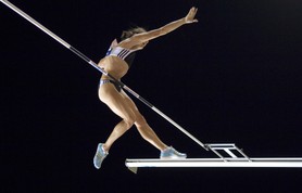 Yelena Isinbayeva - Yelena Isinbayeva bat le 29 juillet 2008  à Monaco le record du monde de saut à la perche en franchissant 5,04 mètres.