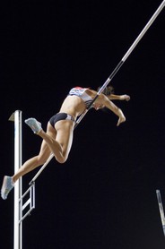 Yelena Isinbayeva bat le 29 juillet 2008  à Monaco le record du monde de saut à la perche en franchissant 5,04 mètres.