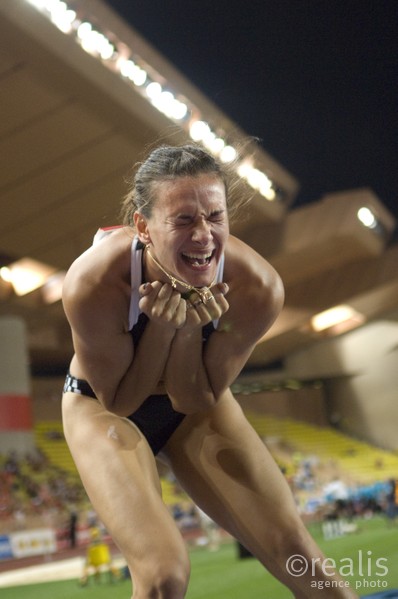 Yelena Isinbayeva - Yelena Isinbayeva bat le 29 juillet 2008  à Monaco le record du monde de saut à la perche en franchissant 5,04 mètres.
