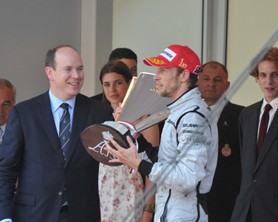 SAS le Prince Albert II de Monaco remettant le trophée à Jenson Button