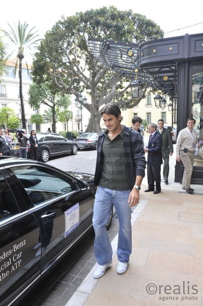Roger Federer sort de l'hôtel Hermitage