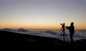 Une fois tout le ciel visible depuis le désert d'Atacama photographié, depuis 90 °S jusqu'à 40 °N, il m'a fallu partir achever ce travail dans l'hémisphère Nord.

Une petite zone du ciel, autour de l'étoile Polaire, a été scannée depuis les Alpes-de-Haute-Provence, en France.

Là, non loin de la petite ville de Castellane, sur les sommets qui avoisinent 1500 à 2000 m, des sites magnifiques, isolés, permettent d'observer un ciel dénué de toute pollution lumineuse.