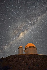 Tandis que, mois après mois, la photographie du ciel entier prenait forme, l'ESO s'impliquait de plus en plus dans la réussite de ce projet.

L'idée est venue à l'astronome Henri Boffin de poursuivre l'aventure, en demandant à l'astrophotographe Stéphane Guisard de « zoomer » sur le centre de notre galaxie à l'aide d'une puissante lunette d'amateur et d'une caméra CCD, depuis l'observatoire de Cerro Paranal.

Enfin, l'ESO a libéré plusieurs nuits de son télescope de 2,2 m de La Silla, équipé d'une caméra CCD à très grand champ, afin de réaliser un gros plan dans le zoom de Stéphane Guisard.

A la clé, la plus vertigineuse plongée jamais réalisée dans notre galaxie, manière de relier le ciel des hommes au cosmos des astronomes.