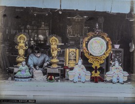 Photographies de Kusakabe Kinbei. Kusakabe Kinbei (日下部 金兵衛) 1841 — 1934  photographe japonais qui était généralement appelé par son prénom, Kinbei, car sa clientèle, en majorité étrangère, trouvait plus facile à ne prononcer que son nom.

Kinbei Kusakabe fut coloriste et assistant aux côtés de Felice Beato et du baron Raimund von Stillfried avant d'ouvrir son propre atelier à Yokohama en 1881 dans le quartier de Benten-dōri et, en 1889, il déménagea dans le quartier de Honmachi. Il ouvrit aussi un atelier annexe dans le quartier de Ginza à Tokyo.

Vers 1885, il racheta les négatifs de Beato et de Stillfried, ainsi que ceux de Kuichi Uchida et certains d'Hikoma Ueno.

Il arrêta son activité de photographe en 1912-1913 en laissant une oeuvre importante d'une sensibilité particulière.