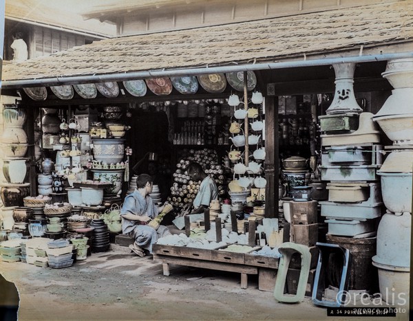 Colection de photos anciennes du Japon du XIXeme siècle colorisée d'époque. - Photographies de Kusakabe Kinbei. Kusakabe Kinbei (日下部 金兵衛) 1841 — 1934  photographe japonais qui était généralement appelé par son prénom, Kinbei, car sa clientèle, en majorité étrangère, trouvait plus facile à ne prononcer que son nom.

Kinbei Kusakabe fut coloriste et assistant aux côtés de Felice Beato et du baron Raimund von Stillfried avant d'ouvrir son propre atelier à Yokohama en 1881 dans le quartier de Benten-dōri et, en 1889, il déménagea dans le quartier de Honmachi. Il ouvrit aussi un atelier annexe dans le quartier de Ginza à Tokyo.

Vers 1885, il racheta les négatifs de Beato et de Stillfried, ainsi que ceux de Kuichi Uchida et certains d'Hikoma Ueno.

Il arrêta son activité de photographe en 1912-1913 en laissant une oeuvre importante d'une sensibilité particulière.