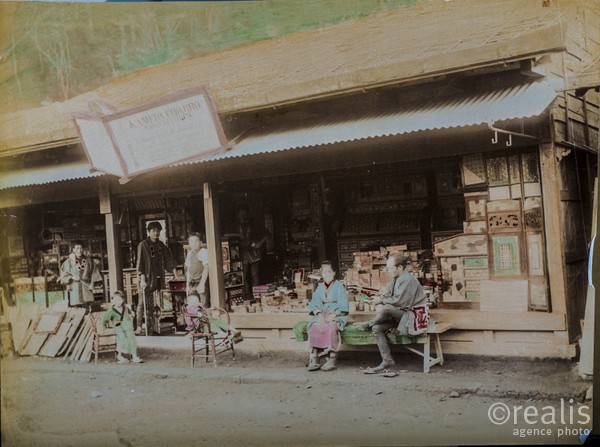 Colection de photos anciennes du Japon du XIXeme siècle colorisée d'époque. - Photographies de Kusakabe Kinbei. Kusakabe Kinbei (日下部 金兵衛) 1841 — 1934  photographe japonais qui était généralement appelé par son prénom, Kinbei, car sa clientèle, en majorité étrangère, trouvait plus facile à ne prononcer que son nom.

Kinbei Kusakabe fut coloriste et assistant aux côtés de Felice Beato et du baron Raimund von Stillfried avant d'ouvrir son propre atelier à Yokohama en 1881 dans le quartier de Benten-dōri et, en 1889, il déménagea dans le quartier de Honmachi. Il ouvrit aussi un atelier annexe dans le quartier de Ginza à Tokyo.

Vers 1885, il racheta les négatifs de Beato et de Stillfried, ainsi que ceux de Kuichi Uchida et certains d'Hikoma Ueno.

Il arrêta son activité de photographe en 1912-1913 en laissant une oeuvre importante d'une sensibilité particulière.