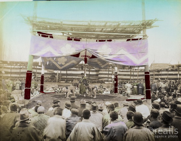 Colection de photos anciennes du Japon du XIXeme siècle colorisée d'époque. - Photographies de Kusakabe Kinbei. Kusakabe Kinbei (日下部 金兵衛) 1841 — 1934  photographe japonais qui était généralement appelé par son prénom, Kinbei, car sa clientèle, en majorité étrangère, trouvait plus facile à ne prononcer que son nom.

Kinbei Kusakabe fut coloriste et assistant aux côtés de Felice Beato et du baron Raimund von Stillfried avant d'ouvrir son propre atelier à Yokohama en 1881 dans le quartier de Benten-dōri et, en 1889, il déménagea dans le quartier de Honmachi. Il ouvrit aussi un atelier annexe dans le quartier de Ginza à Tokyo.

Vers 1885, il racheta les négatifs de Beato et de Stillfried, ainsi que ceux de Kuichi Uchida et certains d'Hikoma Ueno.

Il arrêta son activité de photographe en 1912-1913 en laissant une oeuvre importante d'une sensibilité particulière.