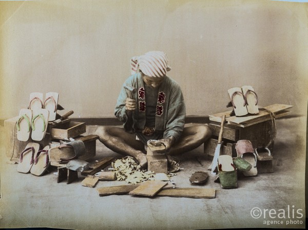 Colection de photos anciennes du Japon du XIXeme siècle colorisée d'époque. - Photographies de Kusakabe Kinbei. Kusakabe Kinbei (日下部 金兵衛) 1841 — 1934  photographe japonais qui était généralement appelé par son prénom, Kinbei, car sa clientèle, en majorité étrangère, trouvait plus facile à ne prononcer que son nom.

Kinbei Kusakabe fut coloriste et assistant aux côtés de Felice Beato et du baron Raimund von Stillfried avant d'ouvrir son propre atelier à Yokohama en 1881 dans le quartier de Benten-dōri et, en 1889, il déménagea dans le quartier de Honmachi. Il ouvrit aussi un atelier annexe dans le quartier de Ginza à Tokyo.

Vers 1885, il racheta les négatifs de Beato et de Stillfried, ainsi que ceux de Kuichi Uchida et certains d'Hikoma Ueno.

Il arrêta son activité de photographe en 1912-1913 en laissant une oeuvre importante d'une sensibilité particulière.