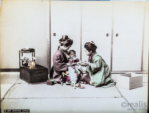 Colection de photos anciennes du Japon du XIXeme siècle colorisée d'époque. - Photographies de Kusakabe Kinbei. Kusakabe Kinbei (日下部 金兵衛) 1841 — 1934  photographe japonais qui était généralement appelé par son prénom, Kinbei, car sa clientèle, en majorité étrangère, trouvait plus facile à ne prononcer que son nom.

Kinbei Kusakabe fut coloriste et assistant aux côtés de Felice Beato et du baron Raimund von Stillfried avant d'ouvrir son propre atelier à Yokohama en 1881 dans le quartier de Benten-dōri et, en 1889, il déménagea dans le quartier de Honmachi. Il ouvrit aussi un atelier annexe dans le quartier de Ginza à Tokyo.

Vers 1885, il racheta les négatifs de Beato et de Stillfried, ainsi que ceux de Kuichi Uchida et certains d'Hikoma Ueno.

Il arrêta son activité de photographe en 1912-1913 en laissant une oeuvre importante d'une sensibilité particulière.