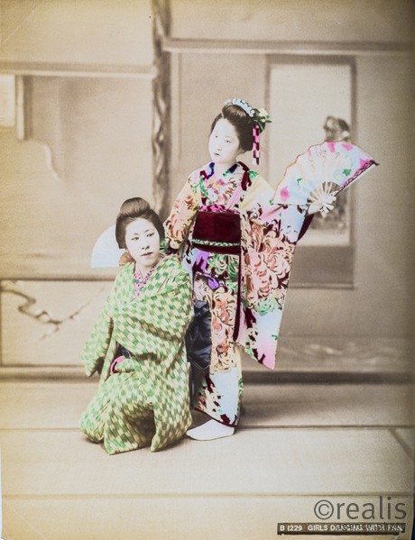 Colection de photos anciennes du Japon du XIXeme siècle colorisée d'époque. - Photographies de Kusakabe Kinbei. Kusakabe Kinbei (日下部 金兵衛) 1841 — 1934  photographe japonais qui était généralement appelé par son prénom, Kinbei, car sa clientèle, en majorité étrangère, trouvait plus facile à ne prononcer que son nom.

Kinbei Kusakabe fut coloriste et assistant aux côtés de Felice Beato et du baron Raimund von Stillfried avant d'ouvrir son propre atelier à Yokohama en 1881 dans le quartier de Benten-dōri et, en 1889, il déménagea dans le quartier de Honmachi. Il ouvrit aussi un atelier annexe dans le quartier de Ginza à Tokyo.

Vers 1885, il racheta les négatifs de Beato et de Stillfried, ainsi que ceux de Kuichi Uchida et certains d'Hikoma Ueno.

Il arrêta son activité de photographe en 1912-1913 en laissant une oeuvre importante d'une sensibilité particulière.