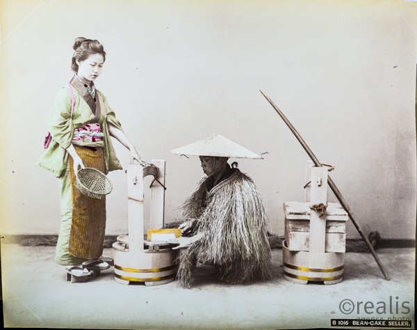 Colection de photos anciennes du Japon du XIXeme siècle colorisée d'époque. - Photographies de Kusakabe Kinbei. Kusakabe Kinbei (日下部 金兵衛) 1841 — 1934  photographe japonais qui était généralement appelé par son prénom, Kinbei, car sa clientèle, en majorité étrangère, trouvait plus facile à ne prononcer que son nom.

Kinbei Kusakabe fut coloriste et assistant aux côtés de Felice Beato et du baron Raimund von Stillfried avant d'ouvrir son propre atelier à Yokohama en 1881 dans le quartier de Benten-dōri et, en 1889, il déménagea dans le quartier de Honmachi. Il ouvrit aussi un atelier annexe dans le quartier de Ginza à Tokyo.

Vers 1885, il racheta les négatifs de Beato et de Stillfried, ainsi que ceux de Kuichi Uchida et certains d'Hikoma Ueno.

Il arrêta son activité de photographe en 1912-1913 en laissant une oeuvre importante d'une sensibilité particulière.