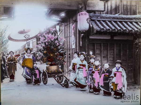 Colection de photos anciennes du Japon du XIXeme siècle colorisée d'époque. - Photographies de Kusakabe Kinbei. Kusakabe Kinbei (日下部 金兵衛) 1841 — 1934  photographe japonais qui était généralement appelé par son prénom, Kinbei, car sa clientèle, en majorité étrangère, trouvait plus facile à ne prononcer que son nom.

Kinbei Kusakabe fut coloriste et assistant aux côtés de Felice Beato et du baron Raimund von Stillfried avant d'ouvrir son propre atelier à Yokohama en 1881 dans le quartier de Benten-dōri et, en 1889, il déménagea dans le quartier de Honmachi. Il ouvrit aussi un atelier annexe dans le quartier de Ginza à Tokyo.

Vers 1885, il racheta les négatifs de Beato et de Stillfried, ainsi que ceux de Kuichi Uchida et certains d'Hikoma Ueno.

Il arrêta son activité de photographe en 1912-1913 en laissant une oeuvre importante d'une sensibilité particulière.