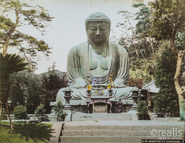 Colection de photos anciennes du Japon du XIXeme siècle colorisée d'époque. - Photographies de Kusakabe Kinbei. Kusakabe Kinbei (日下部 金兵衛) 1841 — 1934  photographe japonais qui était généralement appelé par son prénom, Kinbei, car sa clientèle, en majorité étrangère, trouvait plus facile à ne prononcer que son nom.

Kinbei Kusakabe fut coloriste et assistant aux côtés de Felice Beato et du baron Raimund von Stillfried avant d'ouvrir son propre atelier à Yokohama en 1881 dans le quartier de Benten-dōri et, en 1889, il déménagea dans le quartier de Honmachi. Il ouvrit aussi un atelier annexe dans le quartier de Ginza à Tokyo.

Vers 1885, il racheta les négatifs de Beato et de Stillfried, ainsi que ceux de Kuichi Uchida et certains d'Hikoma Ueno.

Il arrêta son activité de photographe en 1912-1913 en laissant une oeuvre importante d'une sensibilité particulière.