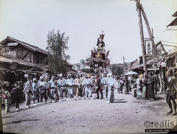 Colection de photos anciennes du Japon du XIXeme siècle colorisée d'époque. - Photographies de Kusakabe Kinbei. Kusakabe Kinbei (日下部 金兵衛) 1841 — 1934  photographe japonais qui était généralement appelé par son prénom, Kinbei, car sa clientèle, en majorité étrangère, trouvait plus facile à ne prononcer que son nom.

Kinbei Kusakabe fut coloriste et assistant aux côtés de Felice Beato et du baron Raimund von Stillfried avant d'ouvrir son propre atelier à Yokohama en 1881 dans le quartier de Benten-dōri et, en 1889, il déménagea dans le quartier de Honmachi. Il ouvrit aussi un atelier annexe dans le quartier de Ginza à Tokyo.

Vers 1885, il racheta les négatifs de Beato et de Stillfried, ainsi que ceux de Kuichi Uchida et certains d'Hikoma Ueno.

Il arrêta son activité de photographe en 1912-1913 en laissant une oeuvre importante d'une sensibilité particulière.