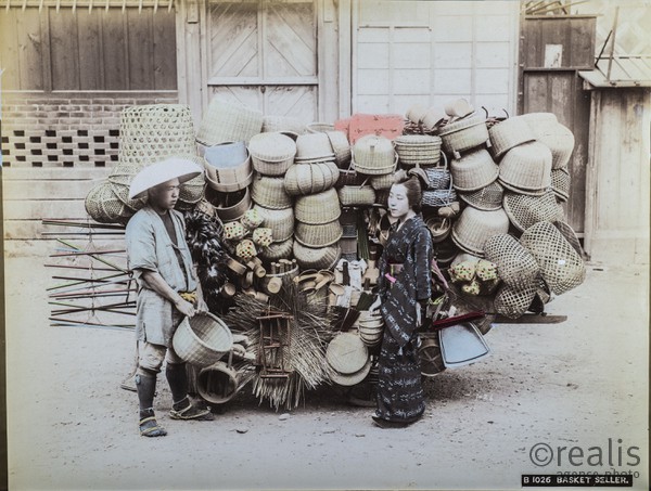 Colection de photos anciennes du Japon du XIXeme siècle colorisée d'époque. - Photographies de Kusakabe Kinbei. Kusakabe Kinbei (日下部 金兵衛) 1841 — 1934  photographe japonais qui était généralement appelé par son prénom, Kinbei, car sa clientèle, en majorité étrangère, trouvait plus facile à ne prononcer que son nom.

Kinbei Kusakabe fut coloriste et assistant aux côtés de Felice Beato et du baron Raimund von Stillfried avant d'ouvrir son propre atelier à Yokohama en 1881 dans le quartier de Benten-dōri et, en 1889, il déménagea dans le quartier de Honmachi. Il ouvrit aussi un atelier annexe dans le quartier de Ginza à Tokyo.

Vers 1885, il racheta les négatifs de Beato et de Stillfried, ainsi que ceux de Kuichi Uchida et certains d'Hikoma Ueno.

Il arrêta son activité de photographe en 1912-1913 en laissant une oeuvre importante d'une sensibilité particulière.