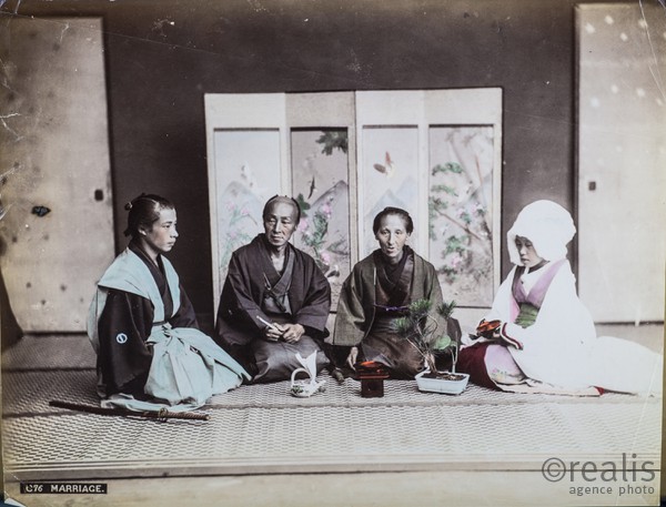 Colection de photos anciennes du Japon du XIXeme siècle colorisée d'époque. - Photographies de Kusakabe Kinbei. Kusakabe Kinbei (日下部 金兵衛) 1841 — 1934  photographe japonais qui était généralement appelé par son prénom, Kinbei, car sa clientèle, en majorité étrangère, trouvait plus facile à ne prononcer que son nom.

Kinbei Kusakabe fut coloriste et assistant aux côtés de Felice Beato et du baron Raimund von Stillfried avant d'ouvrir son propre atelier à Yokohama en 1881 dans le quartier de Benten-dōri et, en 1889, il déménagea dans le quartier de Honmachi. Il ouvrit aussi un atelier annexe dans le quartier de Ginza à Tokyo.

Vers 1885, il racheta les négatifs de Beato et de Stillfried, ainsi que ceux de Kuichi Uchida et certains d'Hikoma Ueno.

Il arrêta son activité de photographe en 1912-1913 en laissant une oeuvre importante d'une sensibilité particulière.