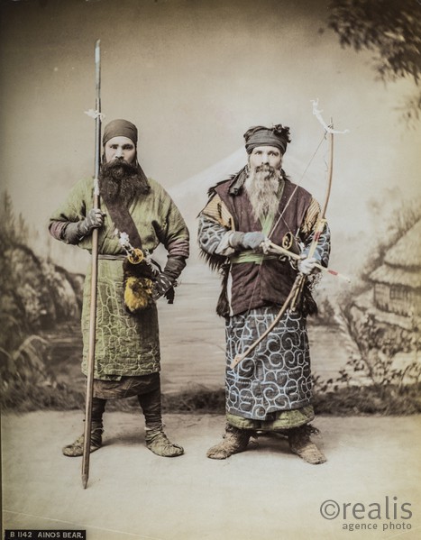 Colection de photos anciennes du Japon du XIXeme siècle colorisée d'époque. - Photographies de Kusakabe Kinbei. Kusakabe Kinbei (日下部 金兵衛) 1841 — 1934  photographe japonais qui était généralement appelé par son prénom, Kinbei, car sa clientèle, en majorité étrangère, trouvait plus facile à ne prononcer que son nom.

Kinbei Kusakabe fut coloriste et assistant aux côtés de Felice Beato et du baron Raimund von Stillfried avant d'ouvrir son propre atelier à Yokohama en 1881 dans le quartier de Benten-dōri et, en 1889, il déménagea dans le quartier de Honmachi. Il ouvrit aussi un atelier annexe dans le quartier de Ginza à Tokyo.

Vers 1885, il racheta les négatifs de Beato et de Stillfried, ainsi que ceux de Kuichi Uchida et certains d'Hikoma Ueno.

Il arrêta son activité de photographe en 1912-1913 en laissant une oeuvre importante d'une sensibilité particulière.