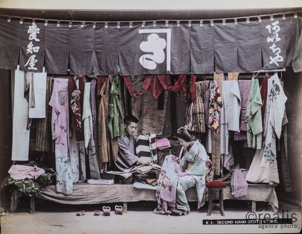 Colection de photos anciennes du Japon du XIXeme siècle colorisée d'époque. - Photographies de Kusakabe Kinbei. Kusakabe Kinbei (日下部 金兵衛) 1841 — 1934  photographe japonais qui était généralement appelé par son prénom, Kinbei, car sa clientèle, en majorité étrangère, trouvait plus facile à ne prononcer que son nom.

Kinbei Kusakabe fut coloriste et assistant aux côtés de Felice Beato et du baron Raimund von Stillfried avant d'ouvrir son propre atelier à Yokohama en 1881 dans le quartier de Benten-dōri et, en 1889, il déménagea dans le quartier de Honmachi. Il ouvrit aussi un atelier annexe dans le quartier de Ginza à Tokyo.

Vers 1885, il racheta les négatifs de Beato et de Stillfried, ainsi que ceux de Kuichi Uchida et certains d'Hikoma Ueno.

Il arrêta son activité de photographe en 1912-1913 en laissant une oeuvre importante d'une sensibilité particulière.