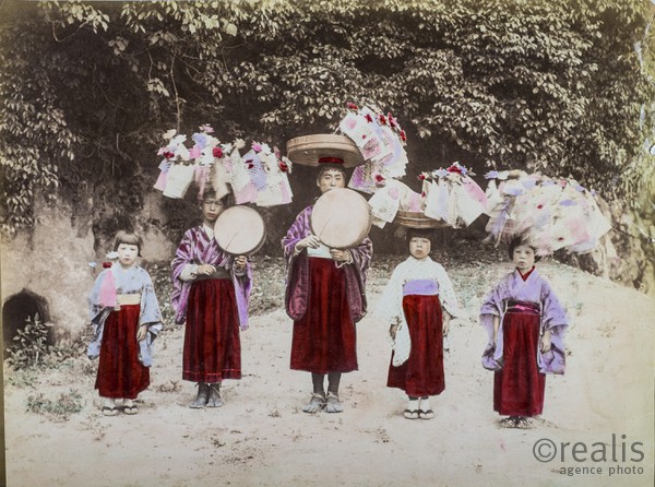 Colection de photos anciennes du Japon du XIXeme siècle colorisée d'époque. - Photographies de Kusakabe Kinbei. Kusakabe Kinbei (日下部 金兵衛) 1841 — 1934  photographe japonais qui était généralement appelé par son prénom, Kinbei, car sa clientèle, en majorité étrangère, trouvait plus facile à ne prononcer que son nom.

Kinbei Kusakabe fut coloriste et assistant aux côtés de Felice Beato et du baron Raimund von Stillfried avant d'ouvrir son propre atelier à Yokohama en 1881 dans le quartier de Benten-dōri et, en 1889, il déménagea dans le quartier de Honmachi. Il ouvrit aussi un atelier annexe dans le quartier de Ginza à Tokyo.

Vers 1885, il racheta les négatifs de Beato et de Stillfried, ainsi que ceux de Kuichi Uchida et certains d'Hikoma Ueno.

Il arrêta son activité de photographe en 1912-1913 en laissant une oeuvre importante d'une sensibilité particulière.