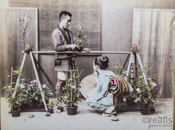 Colection de photos anciennes du Japon du XIXeme siècle colorisée d'époque. - Photographies de Kusakabe Kinbei. Kusakabe Kinbei (日下部 金兵衛) 1841 — 1934  photographe japonais qui était généralement appelé par son prénom, Kinbei, car sa clientèle, en majorité étrangère, trouvait plus facile à ne prononcer que son nom.

Kinbei Kusakabe fut coloriste et assistant aux côtés de Felice Beato et du baron Raimund von Stillfried avant d'ouvrir son propre atelier à Yokohama en 1881 dans le quartier de Benten-dōri et, en 1889, il déménagea dans le quartier de Honmachi. Il ouvrit aussi un atelier annexe dans le quartier de Ginza à Tokyo.

Vers 1885, il racheta les négatifs de Beato et de Stillfried, ainsi que ceux de Kuichi Uchida et certains d'Hikoma Ueno.

Il arrêta son activité de photographe en 1912-1913 en laissant une oeuvre importante d'une sensibilité particulière.