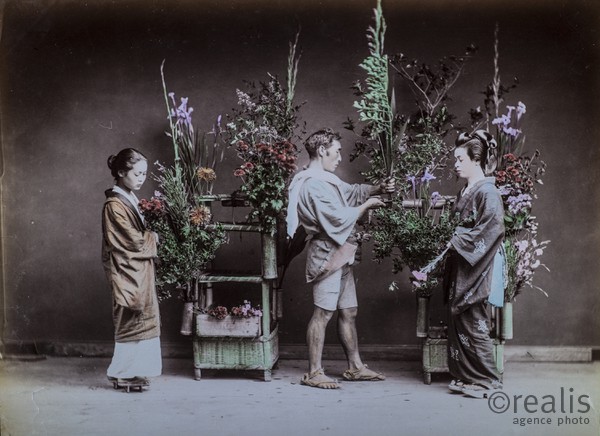 Colection de photos anciennes du Japon du XIXeme siècle colorisée d'époque. - Photographies de Kusakabe Kinbei. Kusakabe Kinbei (日下部 金兵衛) 1841 — 1934  photographe japonais qui était généralement appelé par son prénom, Kinbei, car sa clientèle, en majorité étrangère, trouvait plus facile à ne prononcer que son nom.

Kinbei Kusakabe fut coloriste et assistant aux côtés de Felice Beato et du baron Raimund von Stillfried avant d'ouvrir son propre atelier à Yokohama en 1881 dans le quartier de Benten-dōri et, en 1889, il déménagea dans le quartier de Honmachi. Il ouvrit aussi un atelier annexe dans le quartier de Ginza à Tokyo.

Vers 1885, il racheta les négatifs de Beato et de Stillfried, ainsi que ceux de Kuichi Uchida et certains d'Hikoma Ueno.

Il arrêta son activité de photographe en 1912-1913 en laissant une oeuvre importante d'une sensibilité particulière.