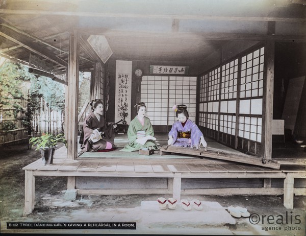 Colection de photos anciennes du Japon du XIXeme siècle colorisée d'époque. - Photographies de Kusakabe Kinbei. Kusakabe Kinbei (日下部 金兵衛) 1841 — 1934  photographe japonais qui était généralement appelé par son prénom, Kinbei, car sa clientèle, en majorité étrangère, trouvait plus facile à ne prononcer que son nom.

Kinbei Kusakabe fut coloriste et assistant aux côtés de Felice Beato et du baron Raimund von Stillfried avant d'ouvrir son propre atelier à Yokohama en 1881 dans le quartier de Benten-dōri et, en 1889, il déménagea dans le quartier de Honmachi. Il ouvrit aussi un atelier annexe dans le quartier de Ginza à Tokyo.

Vers 1885, il racheta les négatifs de Beato et de Stillfried, ainsi que ceux de Kuichi Uchida et certains d'Hikoma Ueno.

Il arrêta son activité de photographe en 1912-1913 en laissant une oeuvre importante d'une sensibilité particulière.