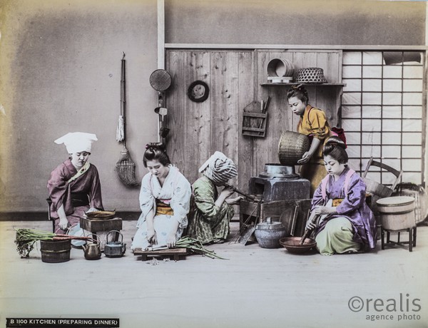 Colection de photos anciennes du Japon du XIXeme siècle colorisée d'époque. - Photographies de Kusakabe Kinbei. Kusakabe Kinbei (日下部 金兵衛) 1841 — 1934  photographe japonais qui était généralement appelé par son prénom, Kinbei, car sa clientèle, en majorité étrangère, trouvait plus facile à ne prononcer que son nom.

Kinbei Kusakabe fut coloriste et assistant aux côtés de Felice Beato et du baron Raimund von Stillfried avant d'ouvrir son propre atelier à Yokohama en 1881 dans le quartier de Benten-dōri et, en 1889, il déménagea dans le quartier de Honmachi. Il ouvrit aussi un atelier annexe dans le quartier de Ginza à Tokyo.

Vers 1885, il racheta les négatifs de Beato et de Stillfried, ainsi que ceux de Kuichi Uchida et certains d'Hikoma Ueno.

Il arrêta son activité de photographe en 1912-1913 en laissant une oeuvre importante d'une sensibilité particulière.