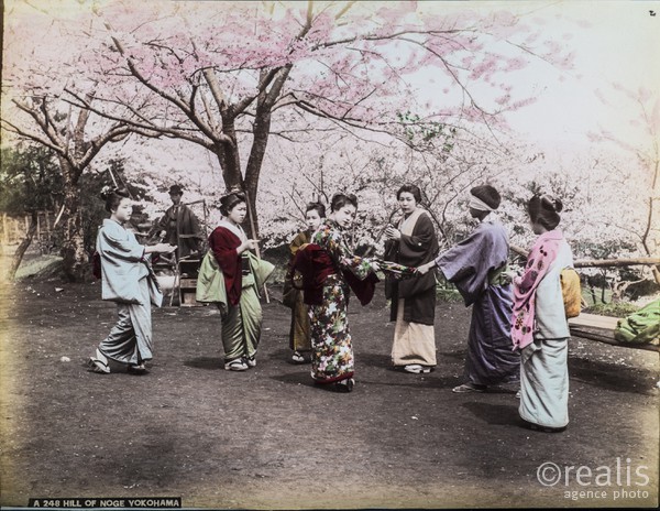 Colection de photos anciennes du Japon du XIXeme siècle colorisée d'époque. - Photographies de Kusakabe Kinbei. Kusakabe Kinbei (日下部 金兵衛) 1841 — 1934  photographe japonais qui était généralement appelé par son prénom, Kinbei, car sa clientèle, en majorité étrangère, trouvait plus facile à ne prononcer que son nom.

Kinbei Kusakabe fut coloriste et assistant aux côtés de Felice Beato et du baron Raimund von Stillfried avant d'ouvrir son propre atelier à Yokohama en 1881 dans le quartier de Benten-dōri et, en 1889, il déménagea dans le quartier de Honmachi. Il ouvrit aussi un atelier annexe dans le quartier de Ginza à Tokyo.

Vers 1885, il racheta les négatifs de Beato et de Stillfried, ainsi que ceux de Kuichi Uchida et certains d'Hikoma Ueno.

Il arrêta son activité de photographe en 1912-1913 en laissant une oeuvre importante d'une sensibilité particulière.