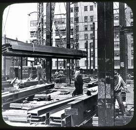 Construction d'un gratte-ciel à New-York. Photo vers 1930