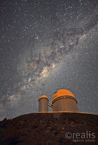 Un zoom prodigieux dans la galaxie / A prodigious zoom in the galaxy - Tandis que, mois après mois, la photographie du ciel entier prenait forme, l'ESO s'impliquait de plus en plus dans la réussite de ce projet.

L'idée est venue à l'astronome Henri Boffin de poursuivre l'aventure, en demandant à l'astrophotographe Stéphane Guisard de « zoomer » sur le centre de notre galaxie à l'aide d'une puissante lunette d'amateur et d'une caméra CCD, depuis l'observatoire de Cerro Paranal.

Enfin, l'ESO a libéré plusieurs nuits de son télescope de 2,2 m de La Silla, équipé d'une caméra CCD à très grand champ, afin de réaliser un gros plan dans le zoom de Stéphane Guisard.

A la clé, la plus vertigineuse plongée jamais réalisée dans notre galaxie, manière de relier le ciel des hommes au cosmos des astronomes.