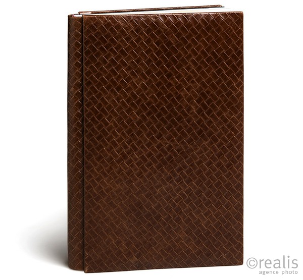 MILANO 2 - FRONT: Woven Print Leather
BACK: Woven Print Leather
SPINE: Woven Print Leather
DECORATION (optional): Steel monogram initials
GILDING (optional): Gold, Silver
FLYLEAF: Cream, Black
SUITCASE: Black, Brown