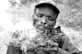 Voyage "L'aventure ! L'aventure...." - Allumer un feu - Dans un village "San" (Bushmen) - Namibie