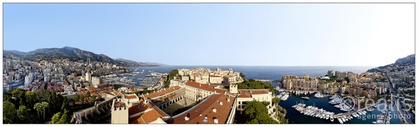 Vue panoramique de Monaco. Au premier plan le Palais Princier, à droite Fontvieille, à gauche le port Hercule et Monte-Carlo.